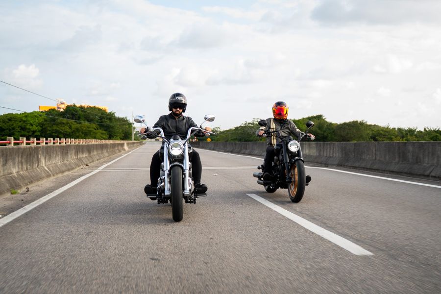 SBM Denver 400 em movimento na rodovia
