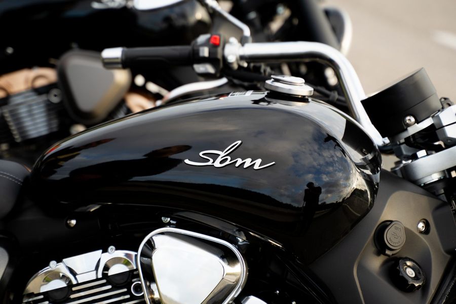 Detalhe do tanque preto com a inscrição SBM