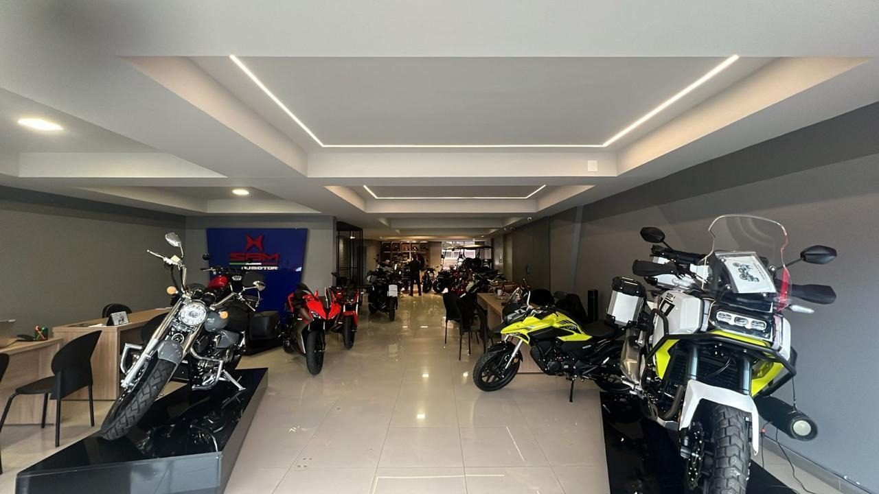 Salão da SBM Curitiba com motocicletas expostas
